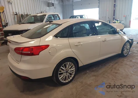 2018 Ford Focus Titanium z USA, uszkodzony, nr VIN 1FADP3J29JL294762